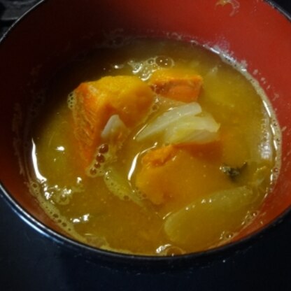 自家製のかぼちゃと玉葱をたっぷり入れました。味噌汁に入れると、野菜の甘みが引き立ちますね。ほっこりしました。